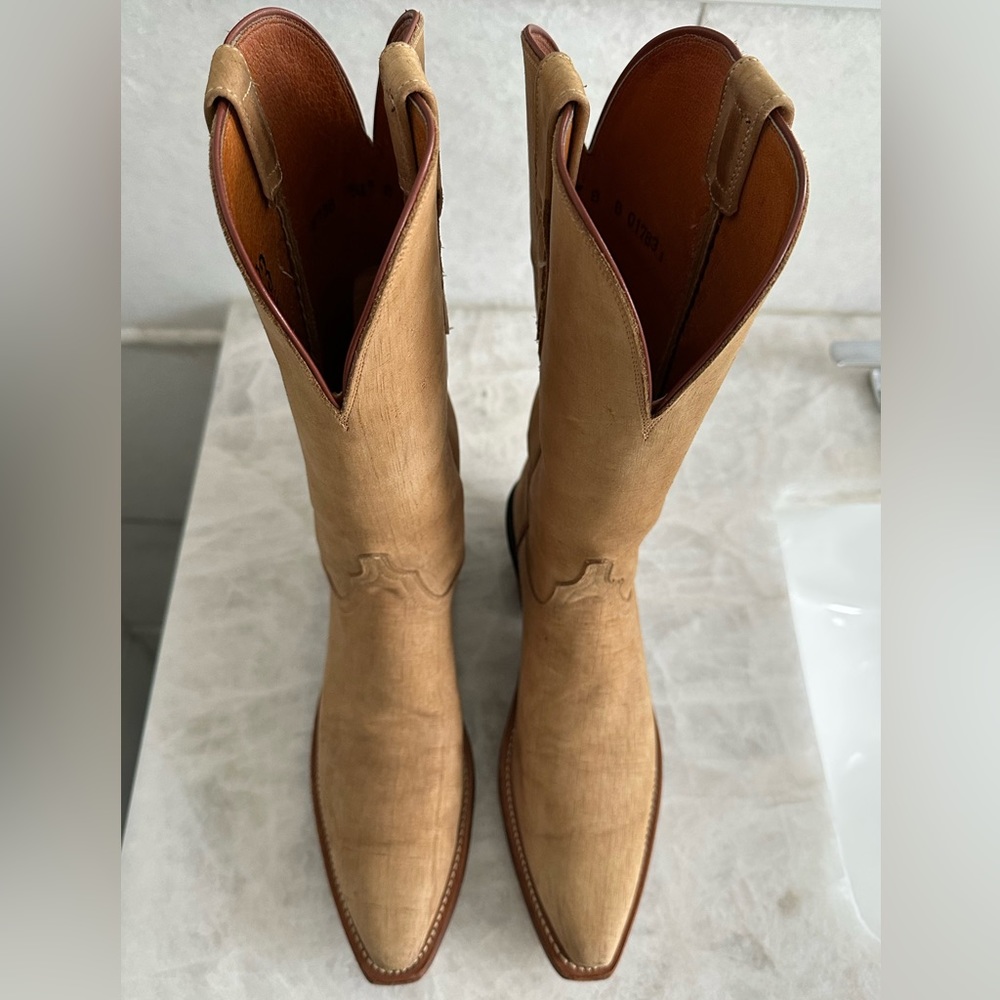 Lucchese cowboy boots. Tan. Size 8.